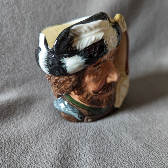 Vintage Small Royal Doulton Character Toby Jug The Trapper Royal Doulton #6612 - Picture 6 of 9